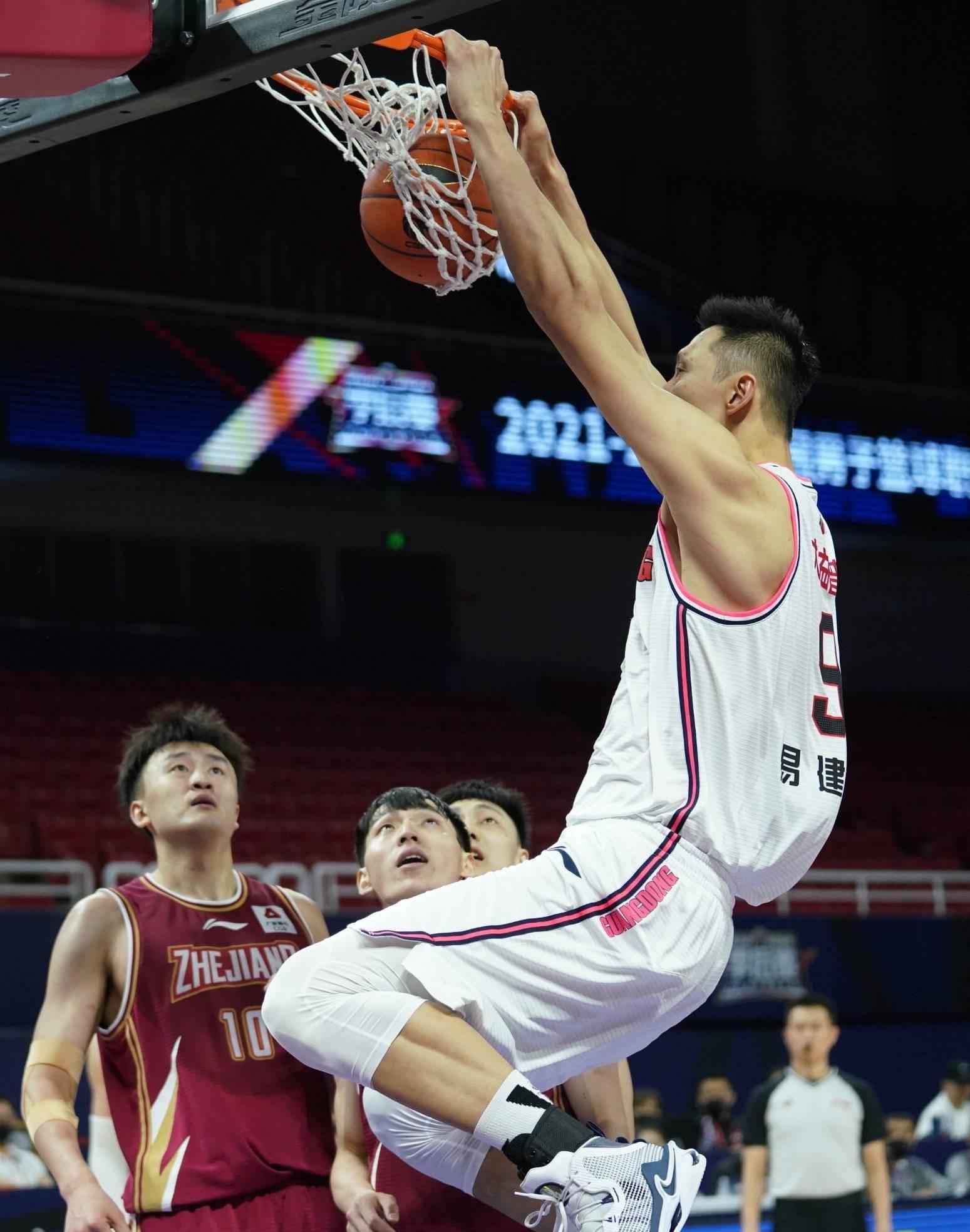 本土篮球运动员表现出色，受到瞩目，全场震撼的简单介绍